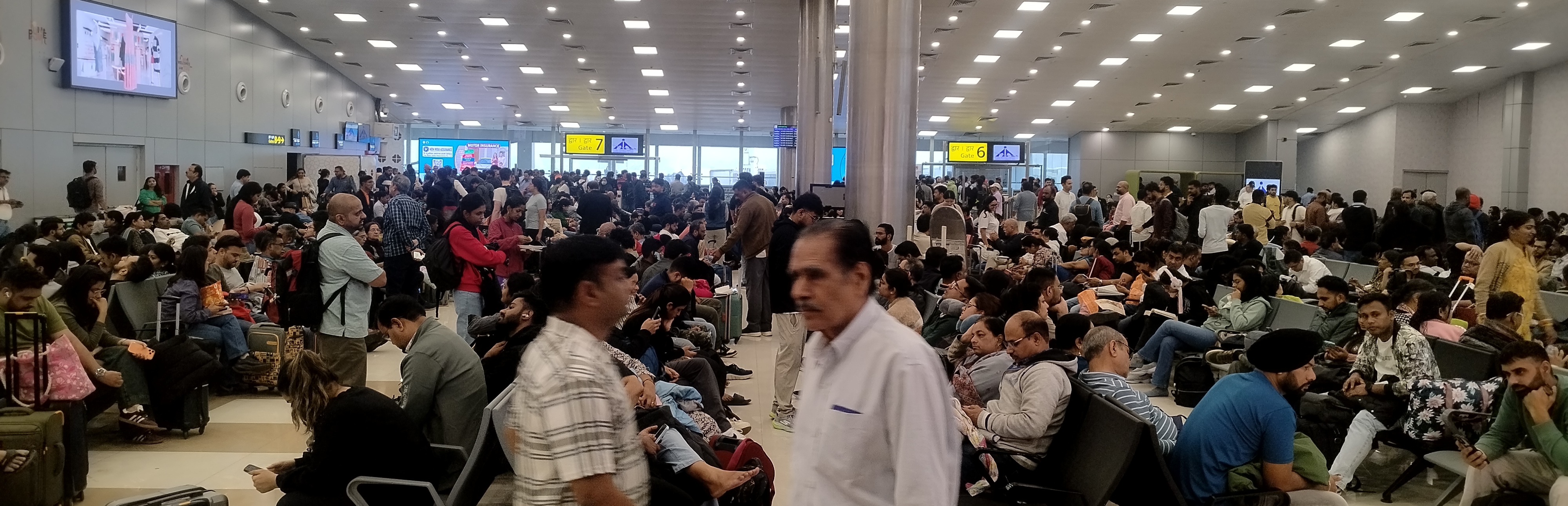 ਇੰਡੀਗੋ ਏਅਰਲਾਈਨਸ ਦੀ ਇਸ ਕਰਤੂਤ ਕਾਰਨ ਲੱਖਾਂ ਹਵਾਈ ਯਾਤਰੀ ਪ੍ਰੇਸ਼ਾਨ  ਹਵਾਈ ਅੱਡਿਆਂ ਨੇ ਕੁੰਭ ਮੇਲੇ ਦਾ ਰੂਪ ਧਾਰਿਆ