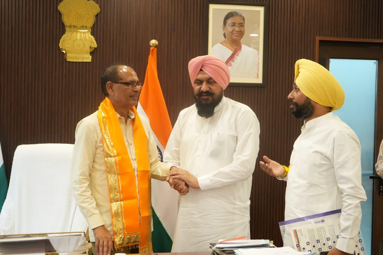 ਪ੍ਰਧਾਨ ਮੰਤਰੀ ਆਵਾਸ ਯੋਜਨਾ ਦਾ ਦਾਇਰਾ ਵਧਾਉਣ ਲਈ ਮੰਨਾ ਤੇ ਹਰਦੀਪ ਗਿੱਲ ਵੱਲੋਂ ਕੇਂਦਰੀ ਮੰਤਰੀ ਨਾਲ ਮੁਲਾਕਾਤ