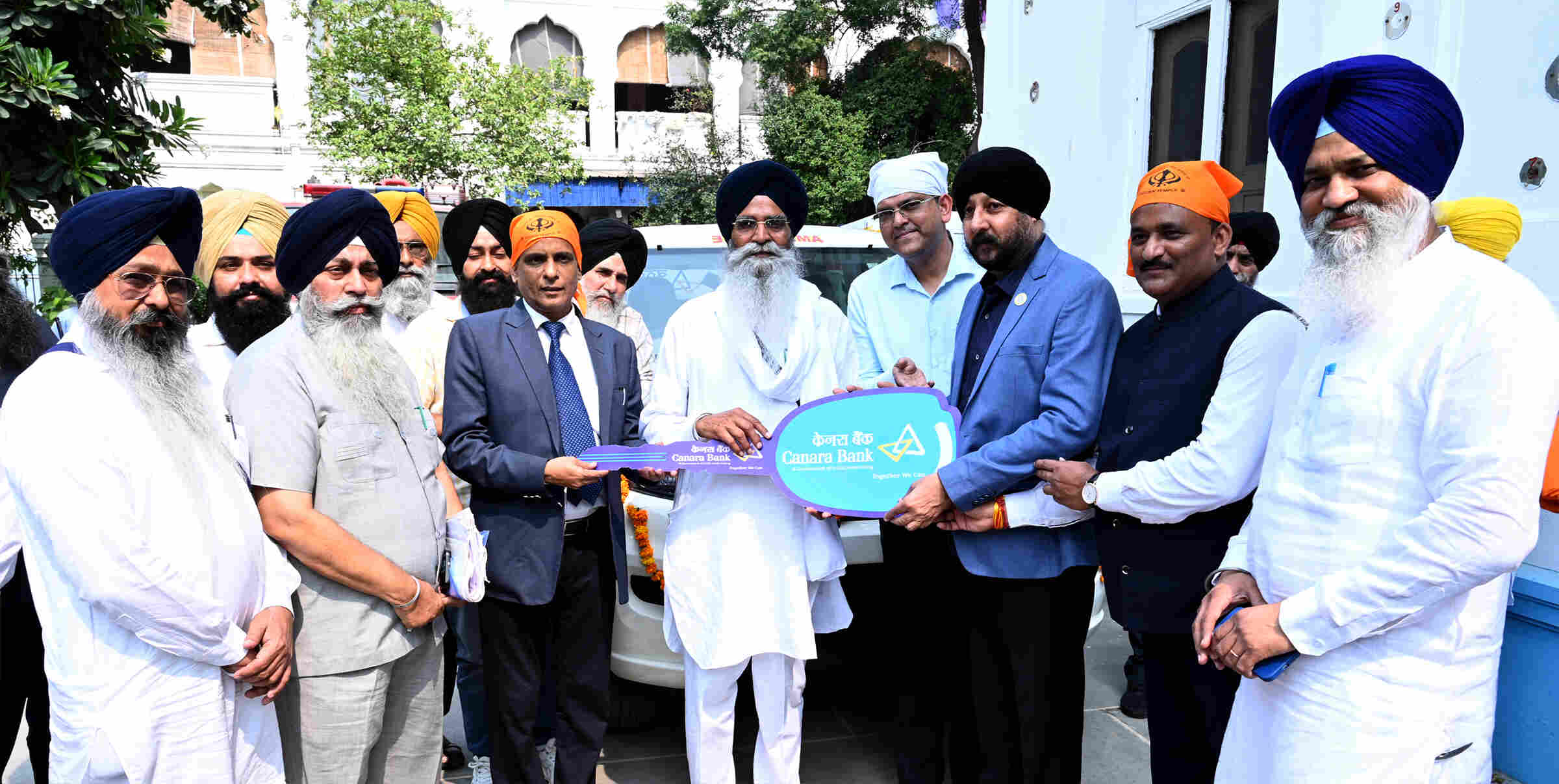 ਦਰਬਾਰ ਸਾਹਿਬ ਵਿਖੇ ਕੈਨਰਾ ਬੈਂਕ ਵੱਲੋਂ ਇੱਕ ਐਬੂਲੈਂਸ ਭੇਟ