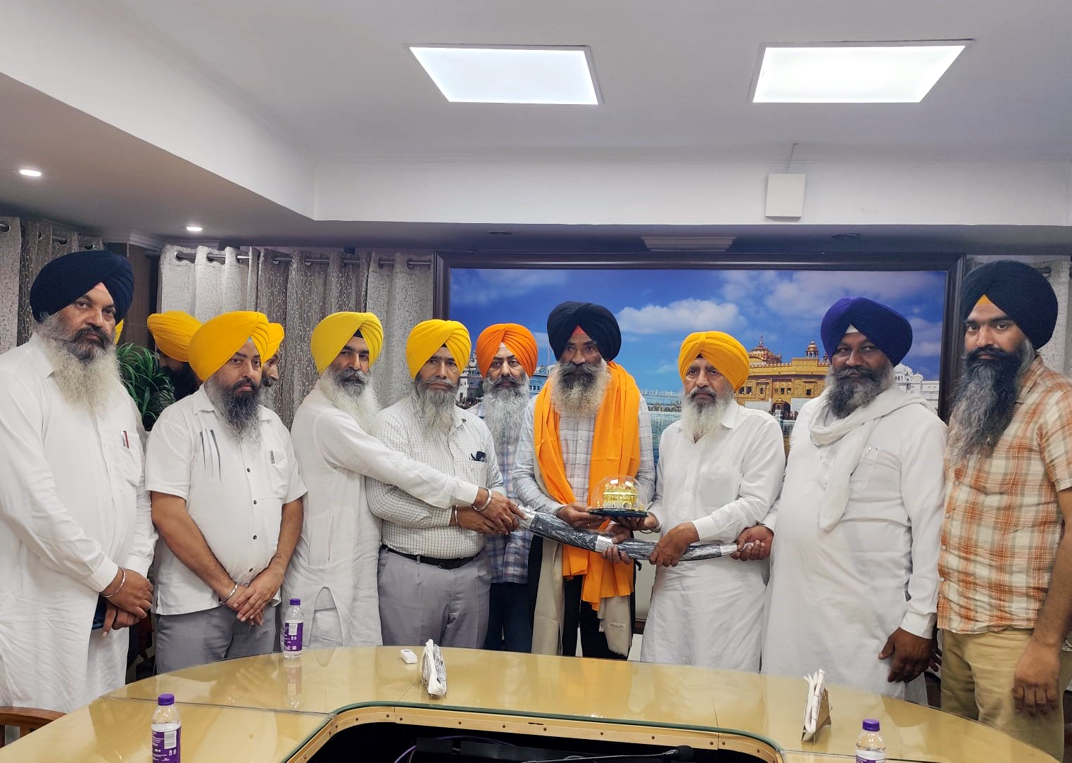 ਸ਼੍ਰੋਮਣੀ ਕਮੇਟੀ ਦੇ ਸੁਪਰਵਾਈਜ਼ਰ ਸ. ਬੂਟਾ ਸਿੰਘ ਨੂੰ ਸੇਵਾ ਮੁਕਤ ਹੋਣ ’ਤੇ ਕੀਤਾ ਸਨਮਾਨਤ