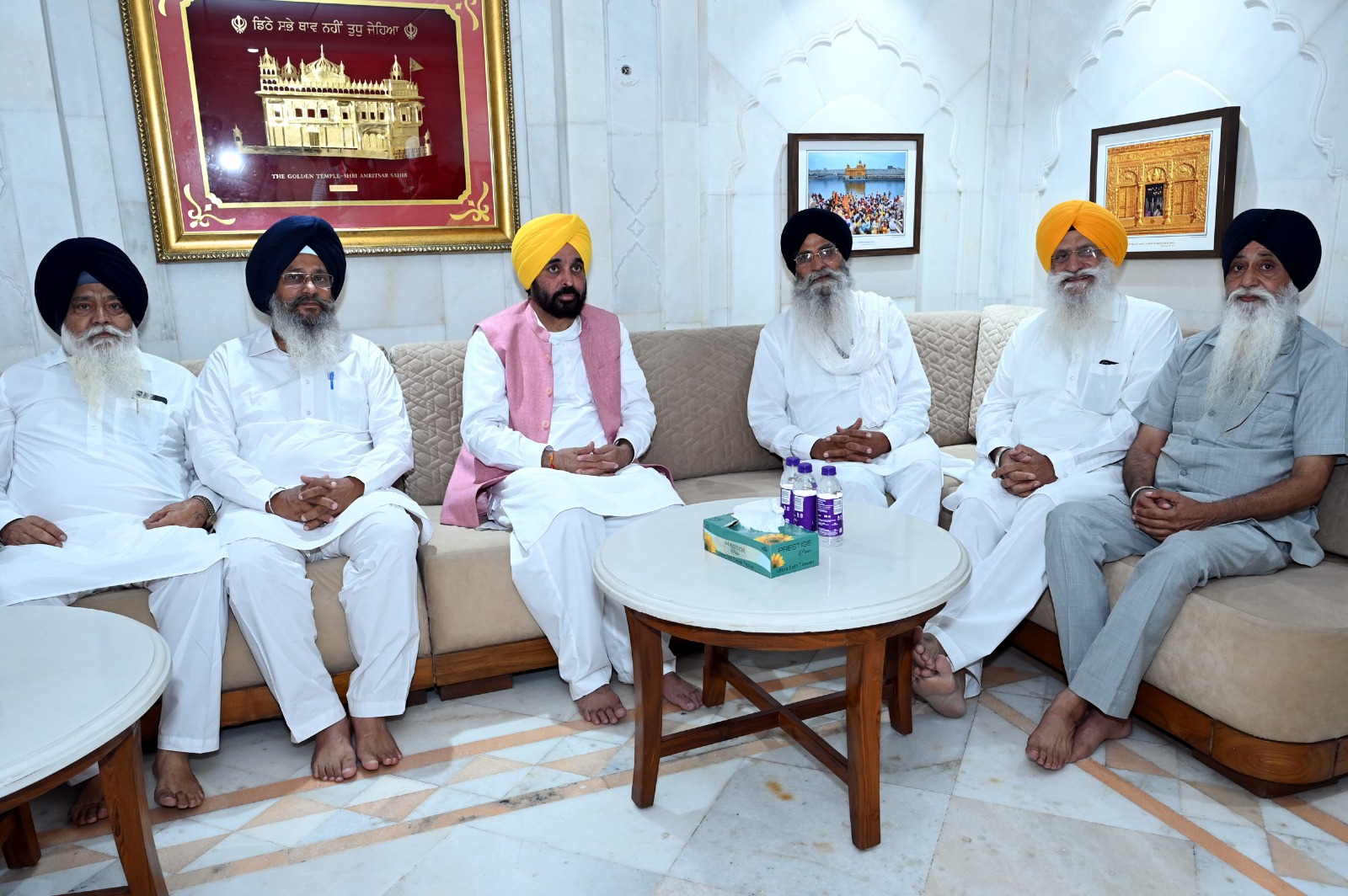 ਐਸ.ਜੀ.ਪੀ.ਸੀ. ਪ੍ਰਧਾਨ ਵਲੋਂ ਪੰਜਾਬ ਸਰਕਾਰ ਖ਼ਿਲਾਫ਼ ਪੱਤਰਕਾਰ ਸੰਮੇਲਨ ਦੇ ਕੁਝ ਹੀ ਘੰਟਿਆਂ ਅੰਦਰ ਮੁੱਖ ਮੰਤਰੀ ਭਗਵੰਤ ਮਾਨ ਪੁੱਜੇ ਹਰਿਮੰਦਰ ਸਾਹਿਬ