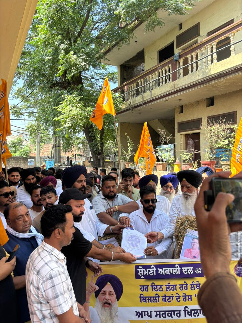 ਪੰਜਾਬ ਨੂੰ ਹਨੇਰੇ ਵੱਲ ਧੱਕ ਰਹੀ ਆਪ ਸਰਕਾਰ ਖ਼ਿਲਾਫ਼ ਬੂਟਾ ਪਿੰਡ ਵਿੱਚ ਵਿਸ਼ਾਲ ਧਰਨਾ