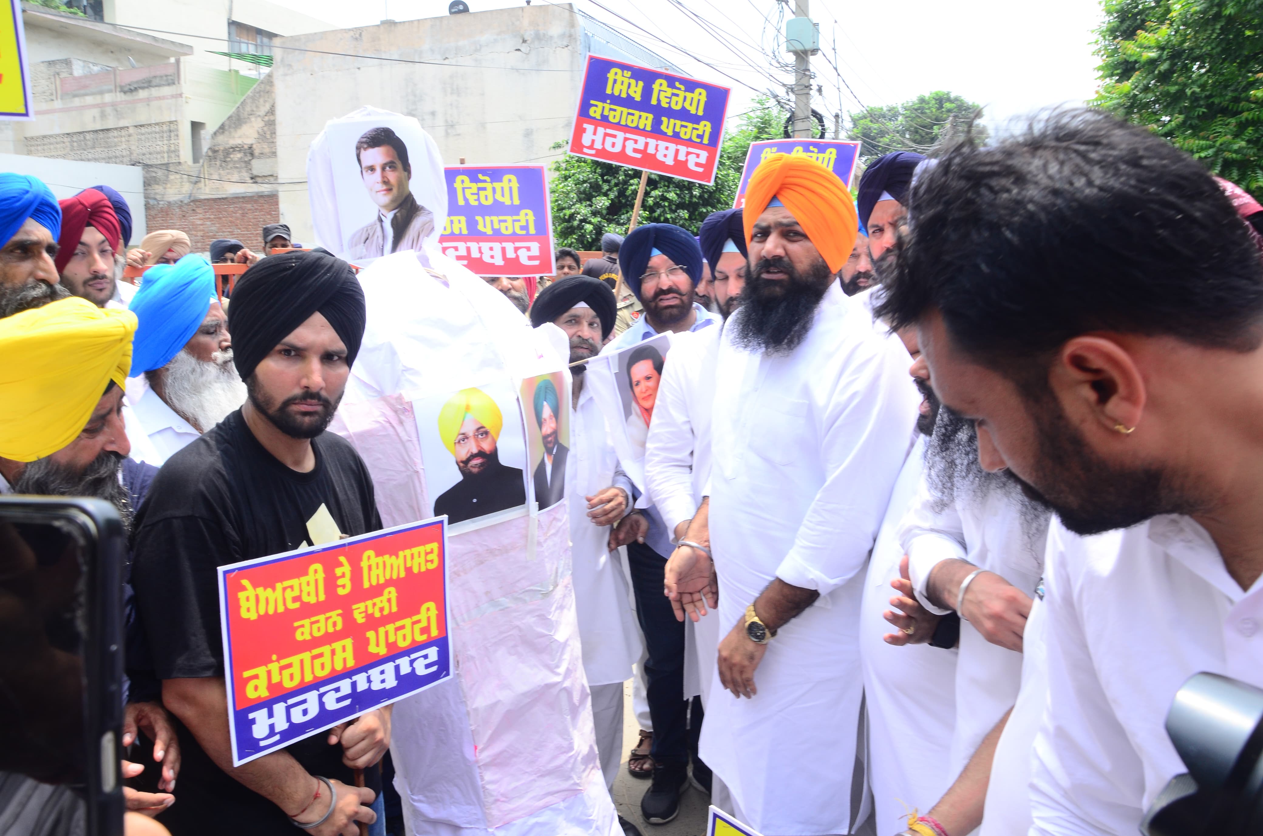 ਮਾਮਲਾ ਬੇਅਦਬੀ ਮਾਮਲਿਆਂ ਵਿਚ ਢਿੱਲ ਮੱਠ ਦਾ: ਵਿਧਾਇਕ ਪਰਗਟ ਸਿੰਘ ਦੇ ਖੁਲਾਸੇ ਤੋਂ ਬਾਅਦ ਕਾਂਗਰਸ ਪਾਰਟੀ ਦਫ਼ਤਰ ਦੇ ਬਾਹਰ ਪੁਤਲੇ ਫੂਕੇ ; ਦਿੱਤੀ ਚੇਤਾਵਨੀ
