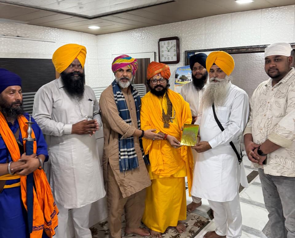 ਅਯੁੱਧਿਆ ਦੇ ਰਾਮਾਨੰਦੀ ਸ਼੍ਰੀ ਵੈਸ਼ਣਵ ਸੰਪਰਦਾ ਦੇ ਸੰਤ ਸ਼੍ਰੀ ਮਹੰਤ ਆਸ਼ੀਸ਼ ਦਾਸ ਅਤੇ ਅੰਤਰਰਾਸ਼ਟਰੀ ਸਮਾਜ ਸੇਵੀ ਸੰਸਥਾ ‘ਪੀਸੀਟੀ ਹਿਊਮੈਨਿਟੀ’ ਦੇ ਸੰਸਥਾਪਕ ਡਾ. ਜੋਗਿੰਦਰ ਸਿੰਘ ਸਲਾਰੀਆ ਨੇ ਸੱਚਖੰਡ ਸ਼੍ਰੀ ਦਰਬਾਰ ਸਾਹਿਬ ਵਿਖੇ ਮੱਥਾ ਟੇਕਿਆ।