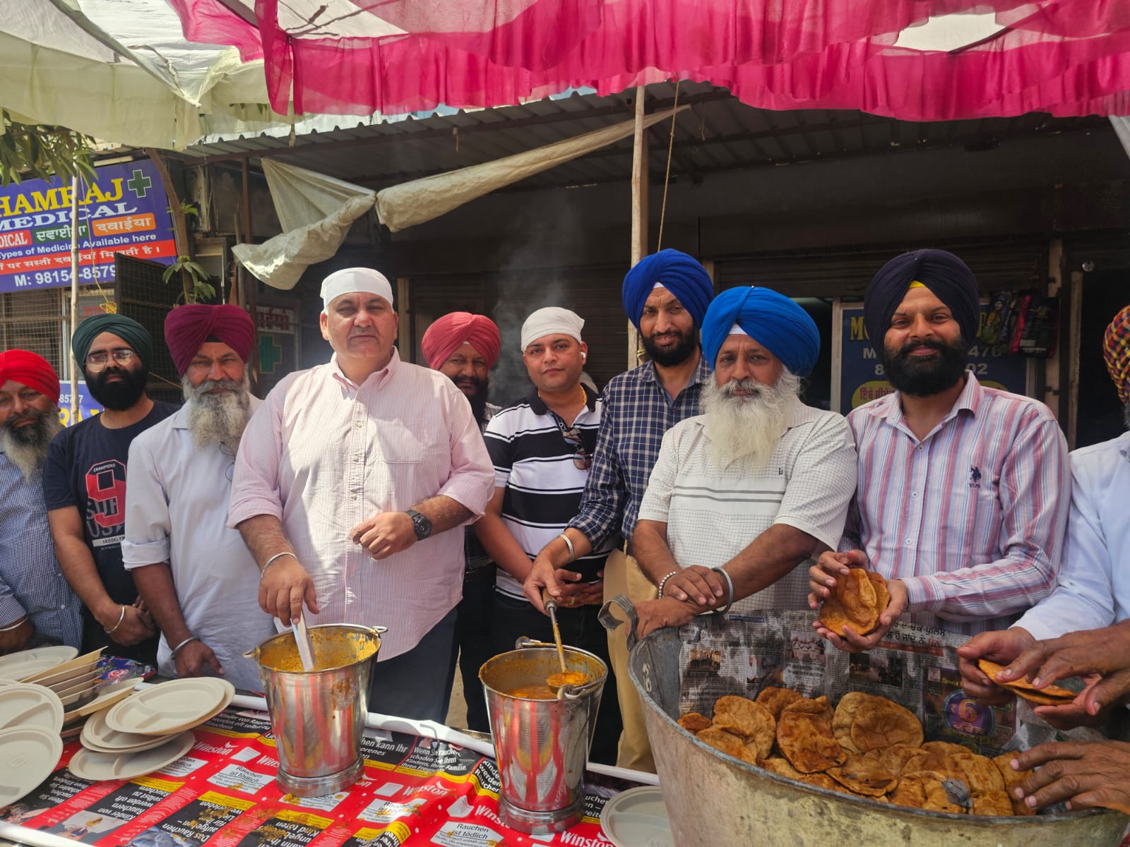 ਲੰਮਾ ਪਿੰਡ ਵਿਖੇ ਵਿਸਾਖੀ ਦੇ ਖਾਲਸਾ ਪੰਥ ਦੇ ਪਵਿੱਤਰ ਦਿਹਾੜੇ ਤੇ ਲਗਾਇਆ ਗੁਰੂ ਦਾ ਲੰਗਰ