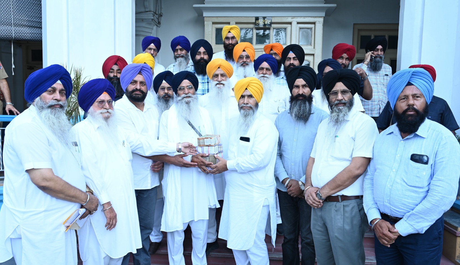 ਯੂਐਸਏ ਨਿਵਾਸੀ ਸ. ਦਲਬੀਰ ਸਿੰਘ ਦੇ ਪਰਿਵਾਰ ਵੱਲੋਂ ਹੜ੍ਹ ਪੀਵਤਾਂ ਦੀ ਸਹਾਇਤਾ ਲਈ ਸ਼੍ਰੋਮਣੀ ਕਮੇਟੀ ਨੂੰ ਦਿੱਤੇ 5 ਲੱਖ ਰੁਪਏ