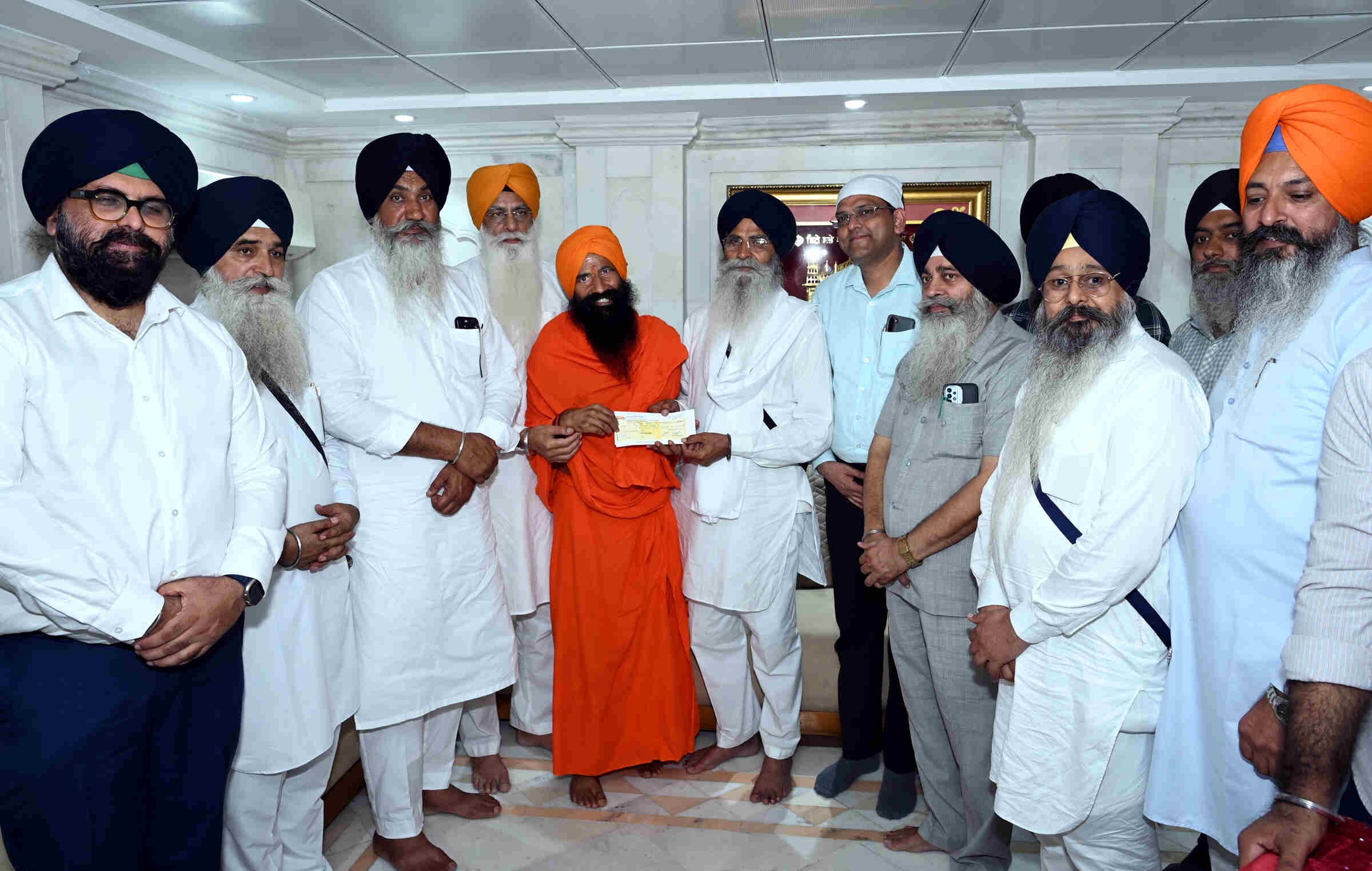 ਹੜ੍ਹ ਪੀੜਤਾਂ ਦੀ ਸਹਾਇਤਾ ਲਈ ਪਤੰਜਲੀ ਯੋਗ ਪੀਠ ਦੇ ਮੁਖੀ ਬਾਬਾ ਰਾਮ ਦੇਵ ਨੇ ਸ਼੍ਰੋਮਣੀ ਕਮੇਟੀ ਨੂੰ 1 ਕਰੋੜ ਰੁਪਏ ਦਾ ਚੈੱਕ ਸੌਂਪਿਆ