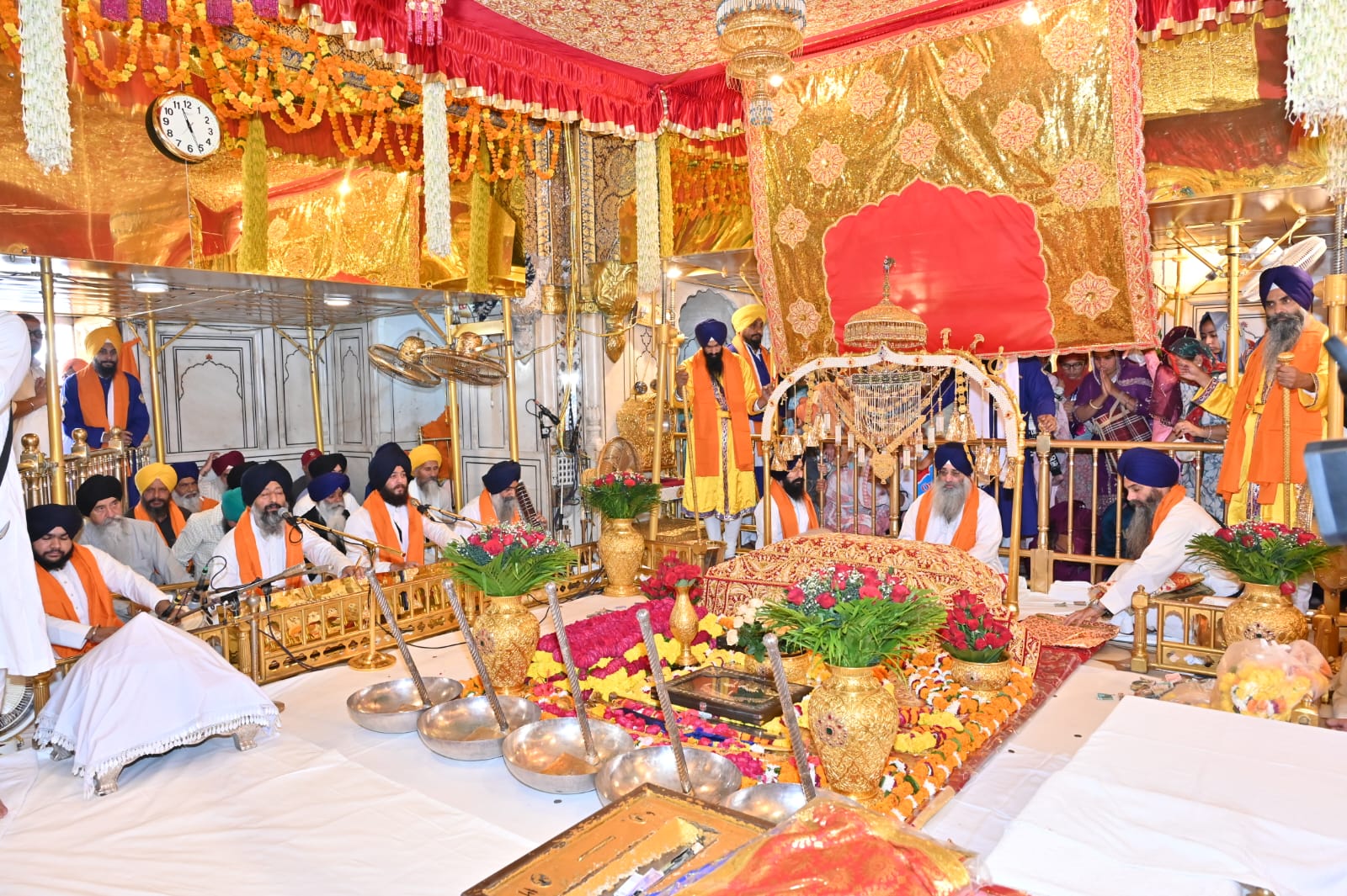 ਸ੍ਰੀ ਗੁਰੂ ਨਾਨਕ ਦੇਵ ਜੀ ਦੇ ਪ੍ਰਕਾਸ਼ ਪੁਰਬ ਮੌਕੇ ਸੱਚਖੰਡ ਸ੍ਰੀ ਹਰਿਮੰਦਰ ਸਾਹਿਬ ਵਿਖੇ ਲੱਖਾਂ ਸੰਗਤਾਂ ਹੋਈਆਂ ਨਤਮਸਤਕ