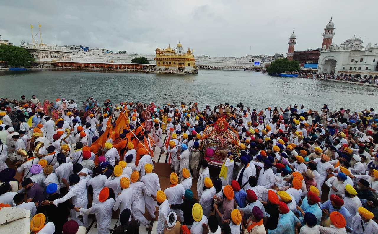 ਪਹਿਲੇ ਪ੍ਰਕਾਸ਼ ਦਿਹਾੜੇ ਮੌਕੇ ਸੱਚਖੰਡ ਸ੍ਰੀ ਹਰਿਮੰਦਰ ਸਾਹਿਬ ਵਿਖੇ ਵੱਡੀ ਗਿਣਤੀ ਸੰਗਤਾਂ ਹੋਈਆਂ ਨਤਮਸਤਕ