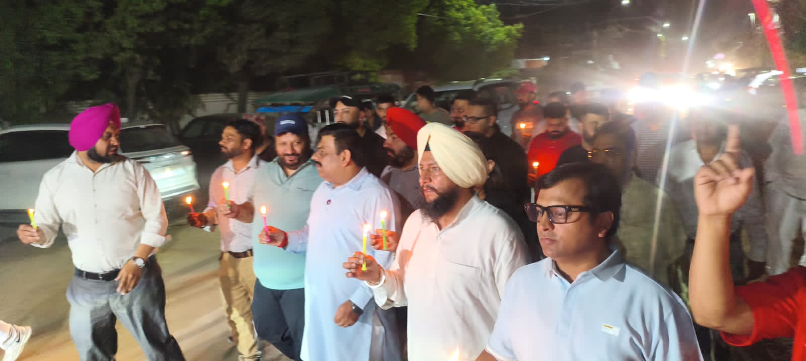 ਗਰੀਬ ਪਰਿਵਾਰ ਨਾਲ ਧੱਕੇਸ਼ਾਹੀ ਦੇ ਖ਼ਿਲਾਫ਼ ਕਢਿਆ ਕੈਂਡਲ ਮਾਰਚ