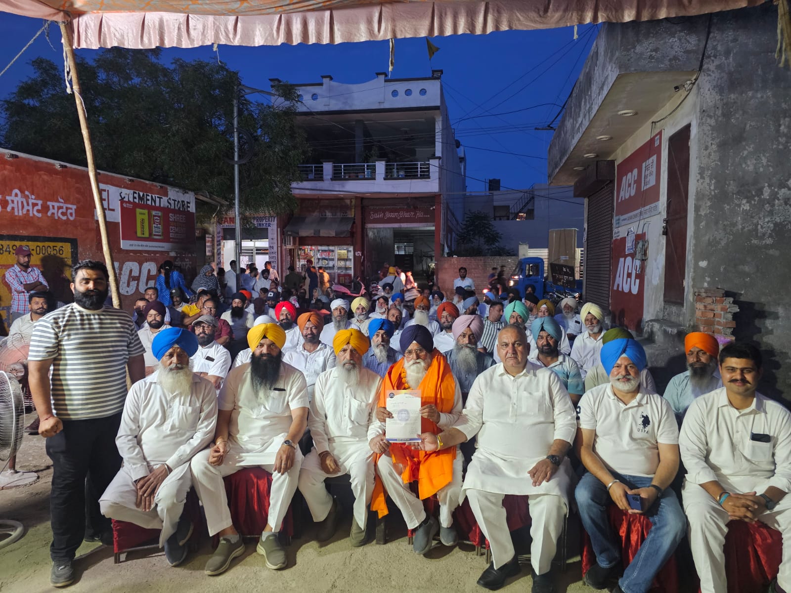 ਫੋਟੋ ਕੈਪਸ਼ਨ ਮਕਸੂਦਾ ਸਰਕਲ ਦਾ ਮੇਜਰ ਸਿੰਘ ਕਾਹਲੋ ਨੂੰ ਪ੍ਰਧਾਨ ਨਿਯੁਕਤ ਕਰਨ ਤੇ ਹੋਈ ਮੀਟਿੰਗ ਦੌਰਾਨ ਮੁੱਖ ਸਕੱਤਰ ਕੁਲਵੰਤ ਸਿੰਘ ਮੰਨਣ ਹਲਕਾ ਜਹਾਜ ਹਰਿੰਦਰ ਸਿੰਘ ਢੀਡਸਾ ਅਕਾਲੀ ਆਗੂ ਰਣਜੀਤ ਸਿੰਘ ਰਾਣਾ ਅਵਤਾਰ ਸਿੰਘ ਘੁੰਮਣ ਤੇ ਹੋਰ ਇਕੱਠ ਜੇ ਦਿਖਾਈ ਦੇ ਰਹੇ ਹਨ।